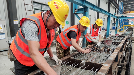 【2022·劳动创造幸福】轨枕预制“手艺人”