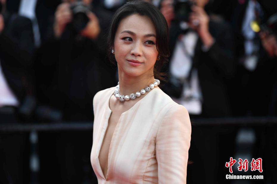 汤唯亮相戛纳电影节影片分手的决心首映红毯