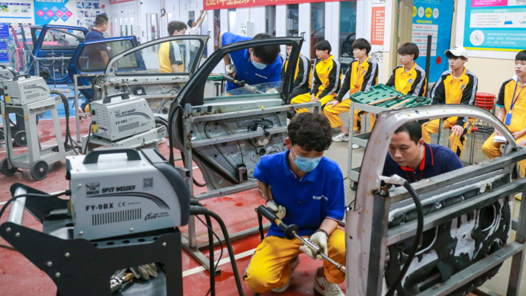 �ҹ��и�ְѧУÿ������ǧ�����˲�