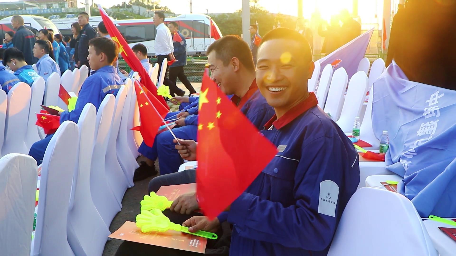 【2022·劳动创造幸福】无劳动不青春