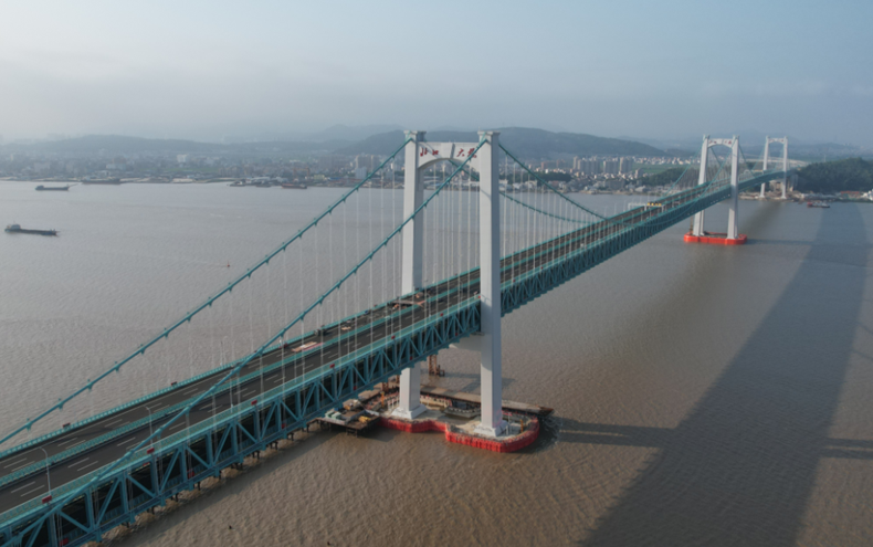 世界首座三塔四跨钢桁梁悬索桥正式通车