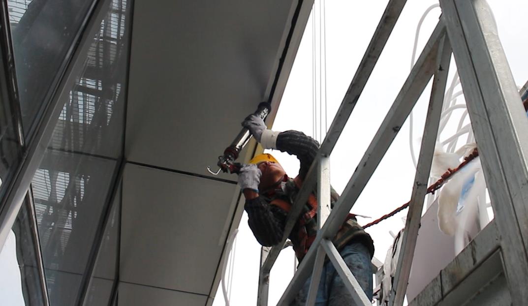 【2022·劳动创造幸福】幕墙打胶王