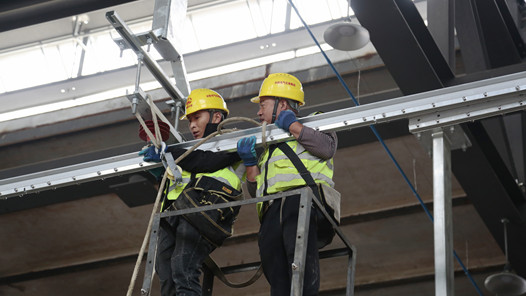 【2022·劳动创造幸福】梯车作业“小黄人”