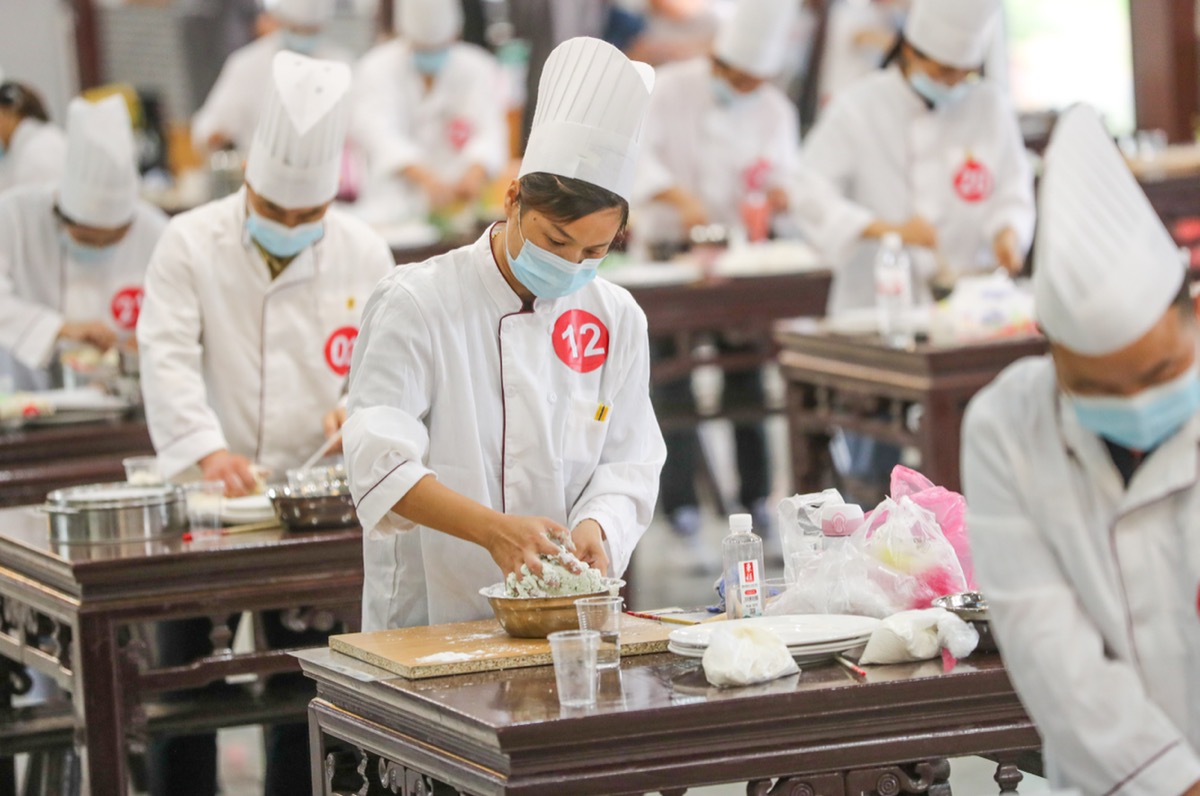 12日,浙江省湖州市德清县新安镇举行职工职业技能大赛中式面点师比赛