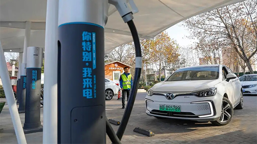 中国这十年·系列主题新闻发布丨工信部：我国新能源汽车产销量连续7年位居世界第一