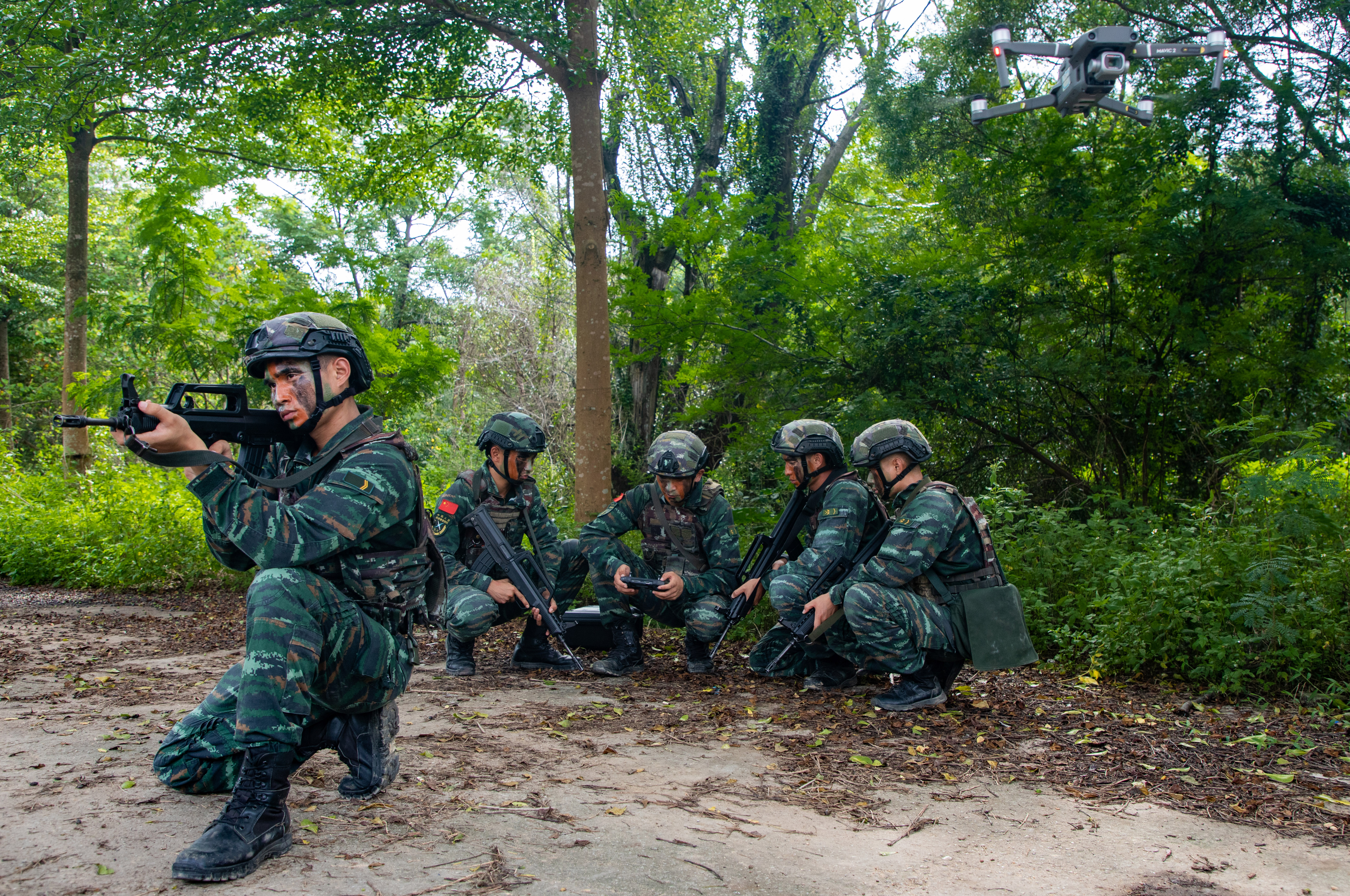 广西北海武警特战队员开展反劫持战斗演练