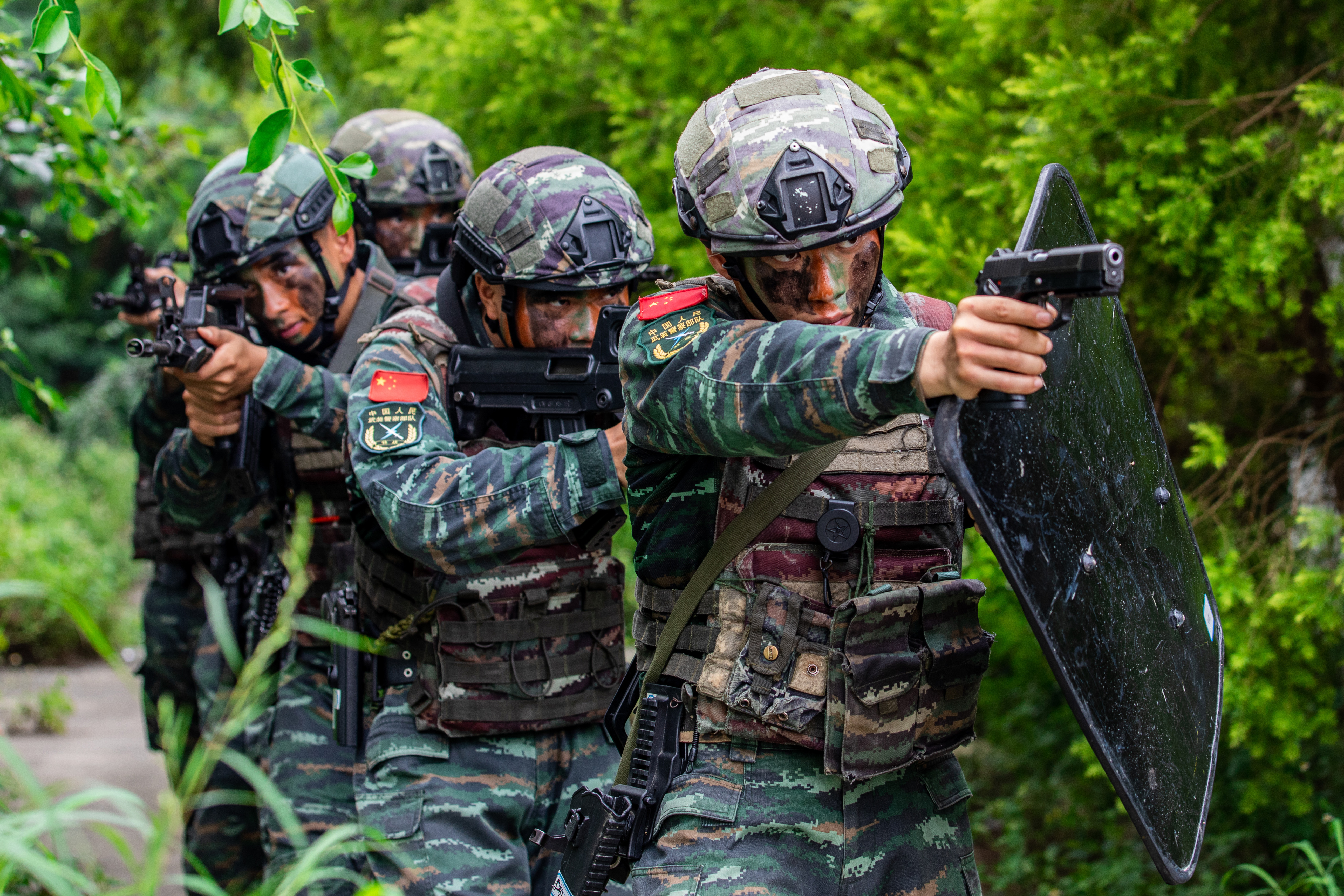 广西北海武警特战队员开展反劫持战斗演练