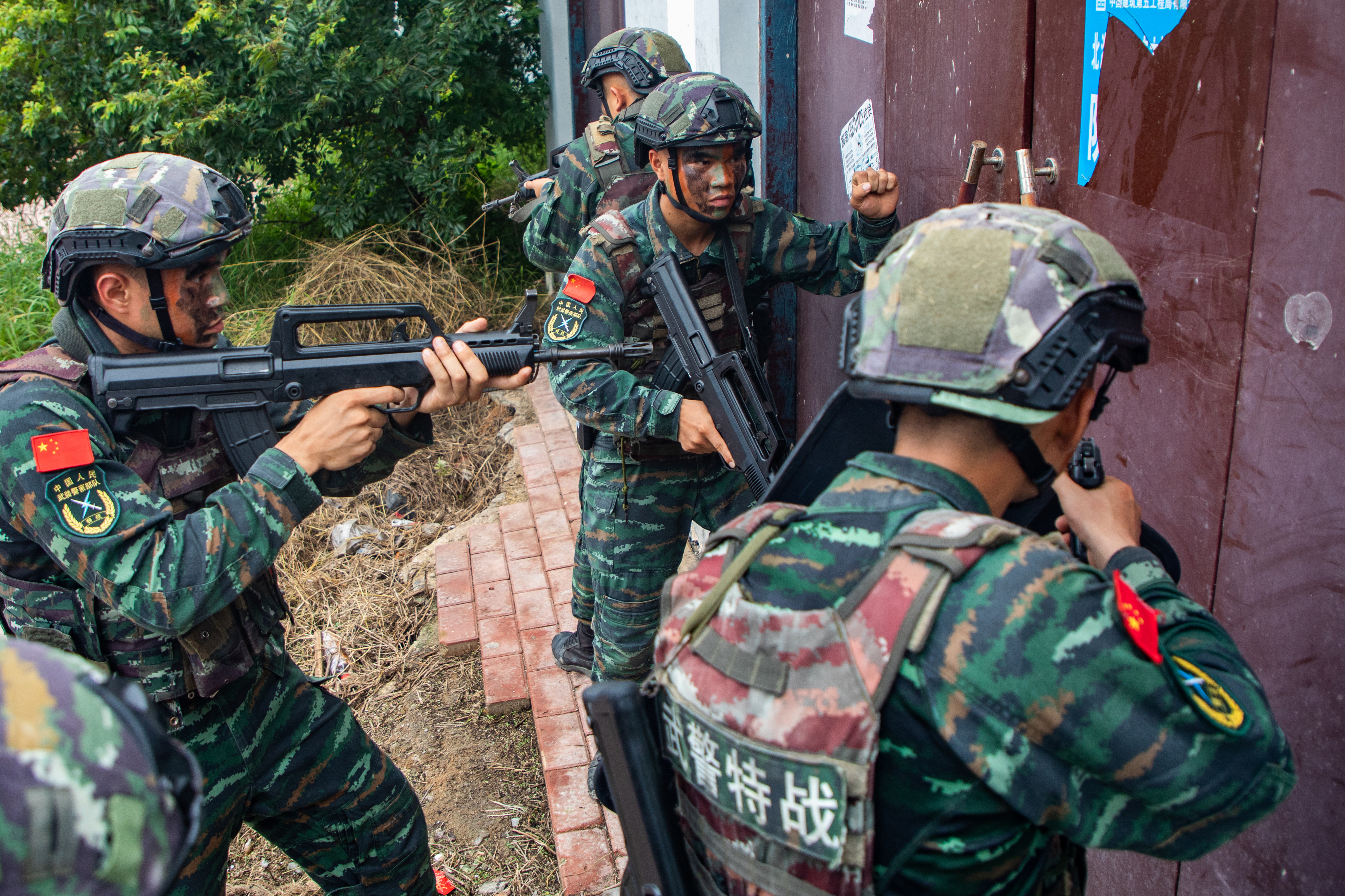 广西北海武警特战队员开展反劫持战斗演练