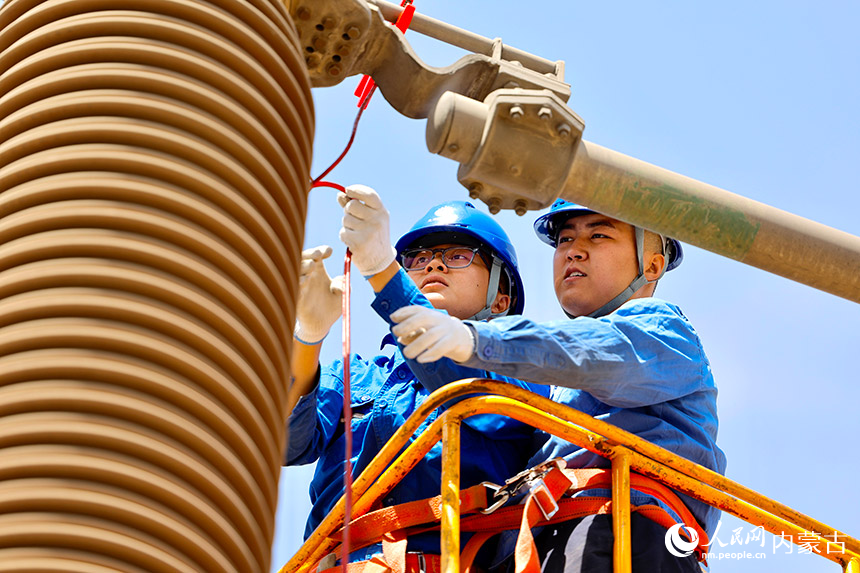 6月18日，乌海市最高温度达39度，为保证电网安全可靠运行，乌海供电公司变电检修人员正在祥和220千伏变电站内开展设备综合检修工作。季萍萍摄
