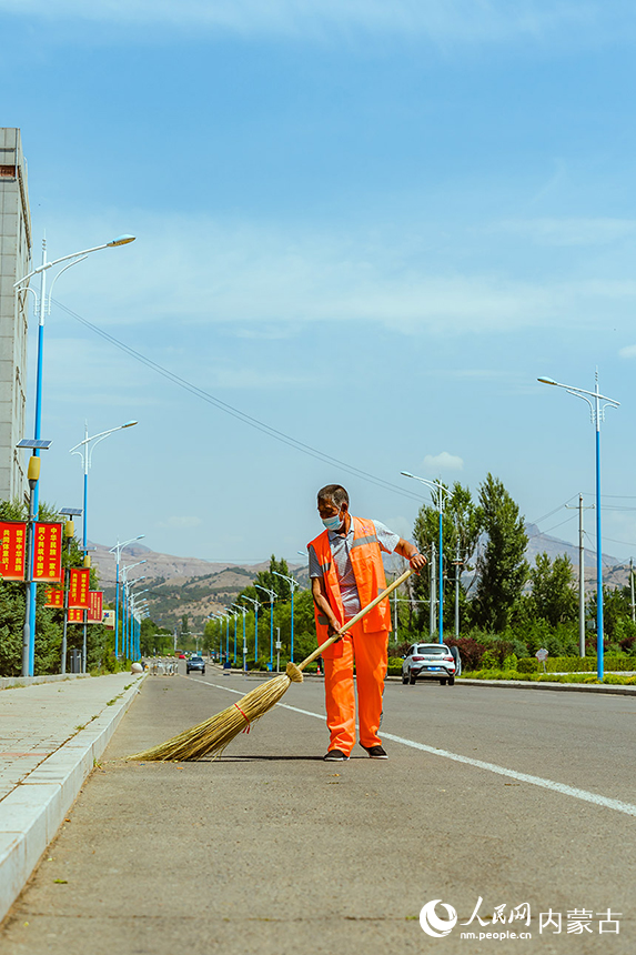 中午时分,土左旗的环卫工人们顶着烈日,坚守在一线,为扮靓城市的环境