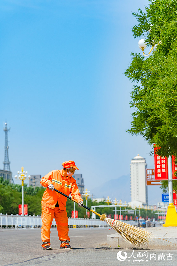 呼和浩特市土左旗的环卫工人们顶着烈日，坚守在一线，为扮靓城市的环境默默奉献耕耘。申浩摄
