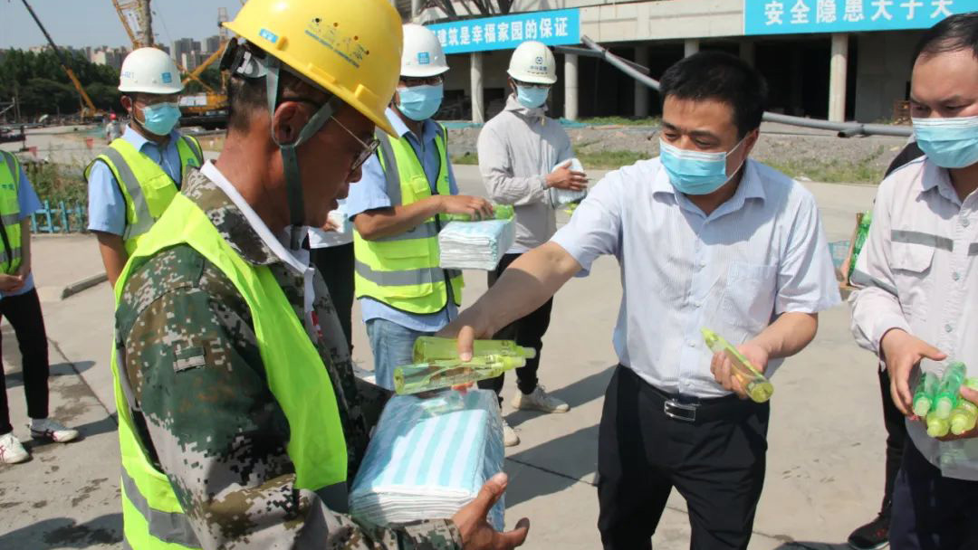 许昌市总工会开展“夏季送清凉”活动