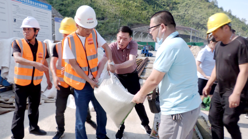 十堰市郧阳区10万余元“清凉”物资送户外一线劳动者