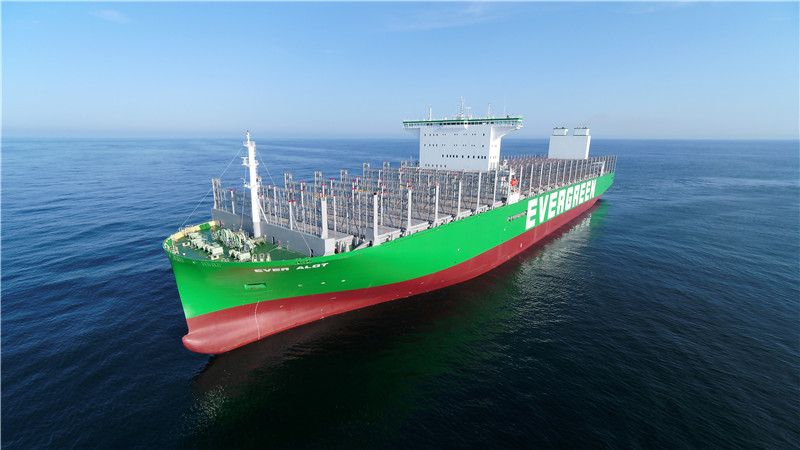 全球最大24000箱超大型集装箱船在沪交付.张黎摄