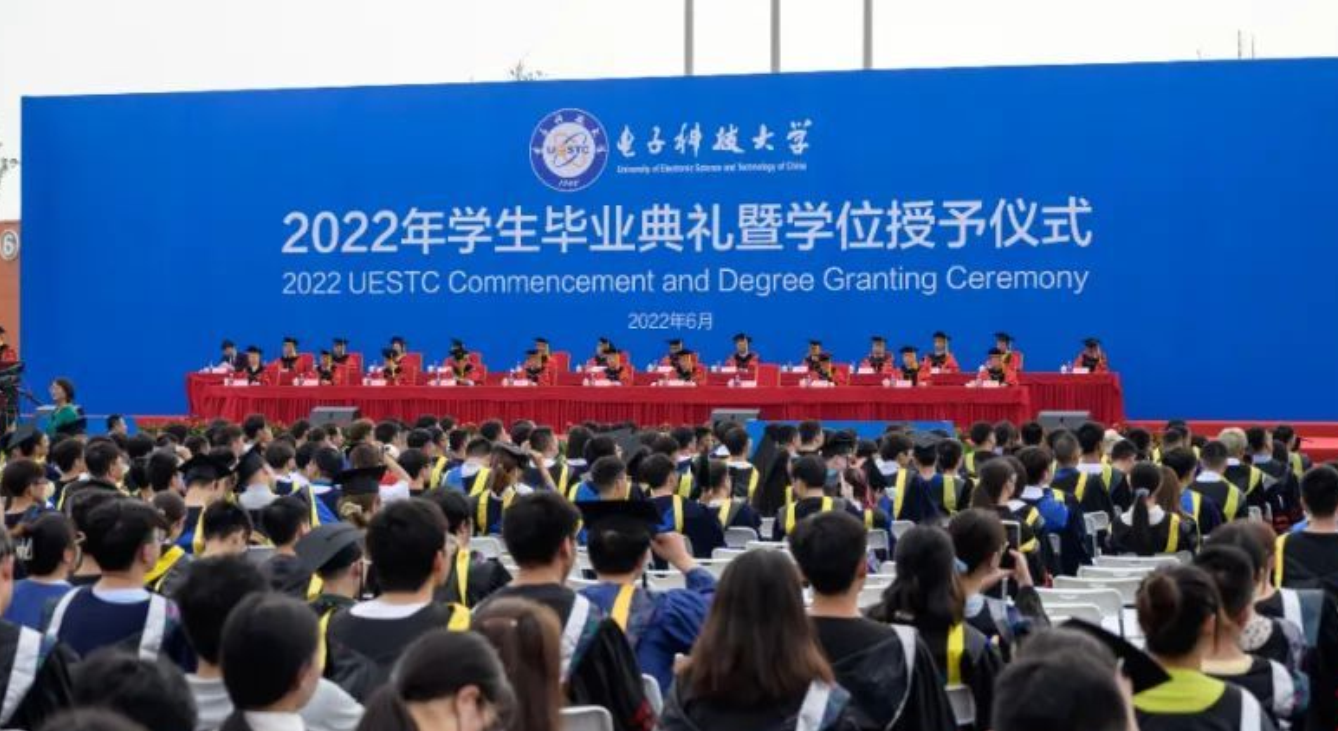 ��У��ҵ����У���´ǵ���13λͬѧ��ף��һ������