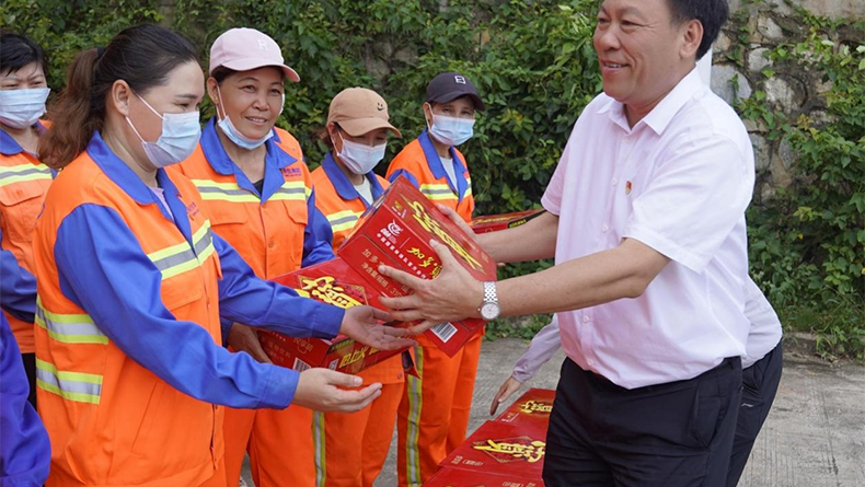 海南五指山市总工会开展2022年“送清凉”维权关爱活动 