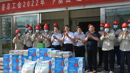 河南汝南工会：为高温下作业职工“送清凉”