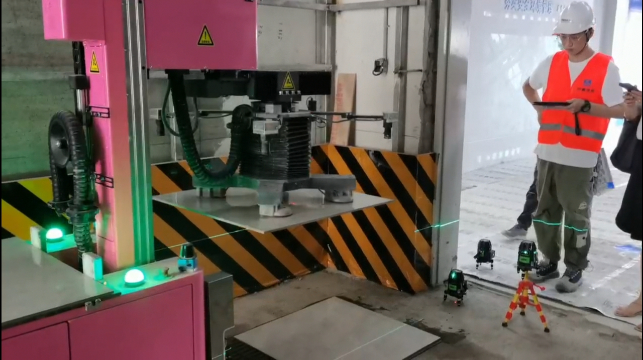 5秒铺贴一张瓷砖武汉建筑工地首现瓷砖铺贴机器人