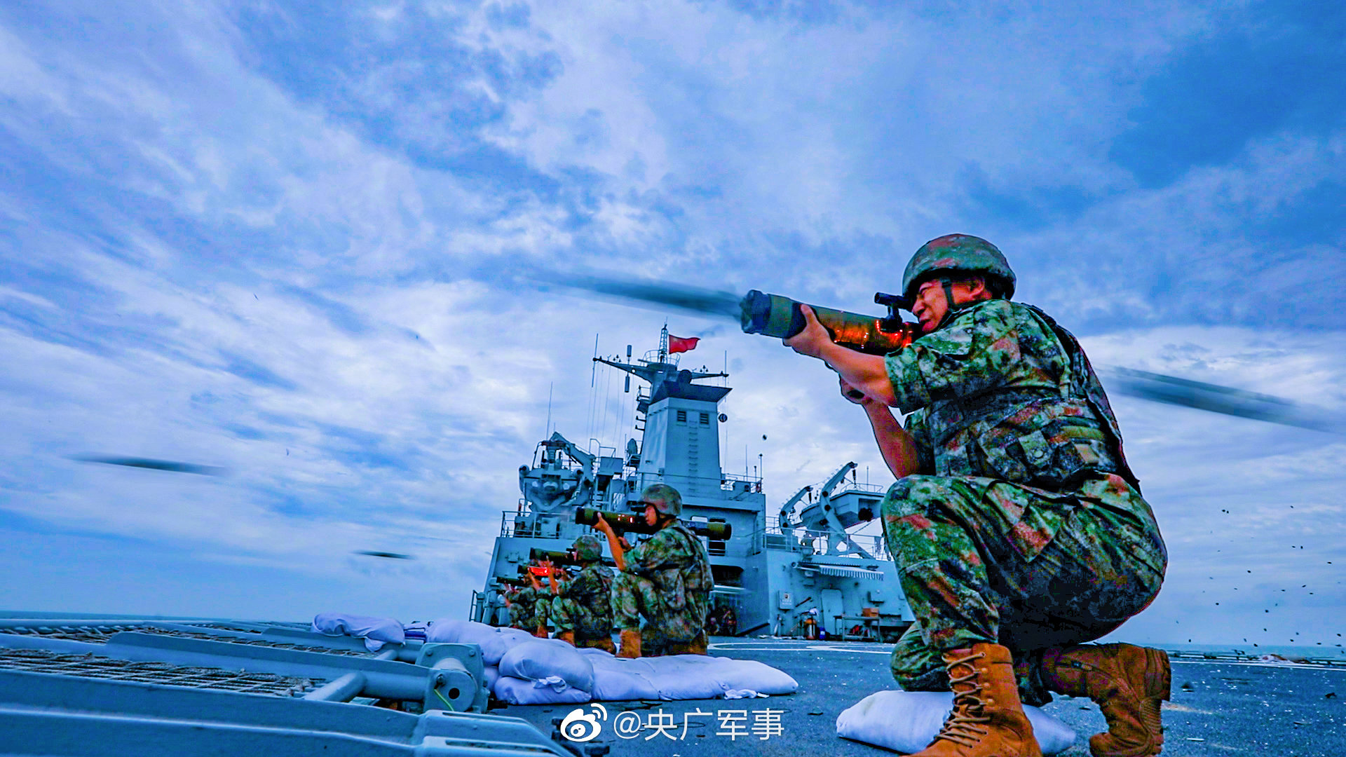 近日,陆军第73集团军某旅联合海军某舰艇大队在某海域开展兵船合练