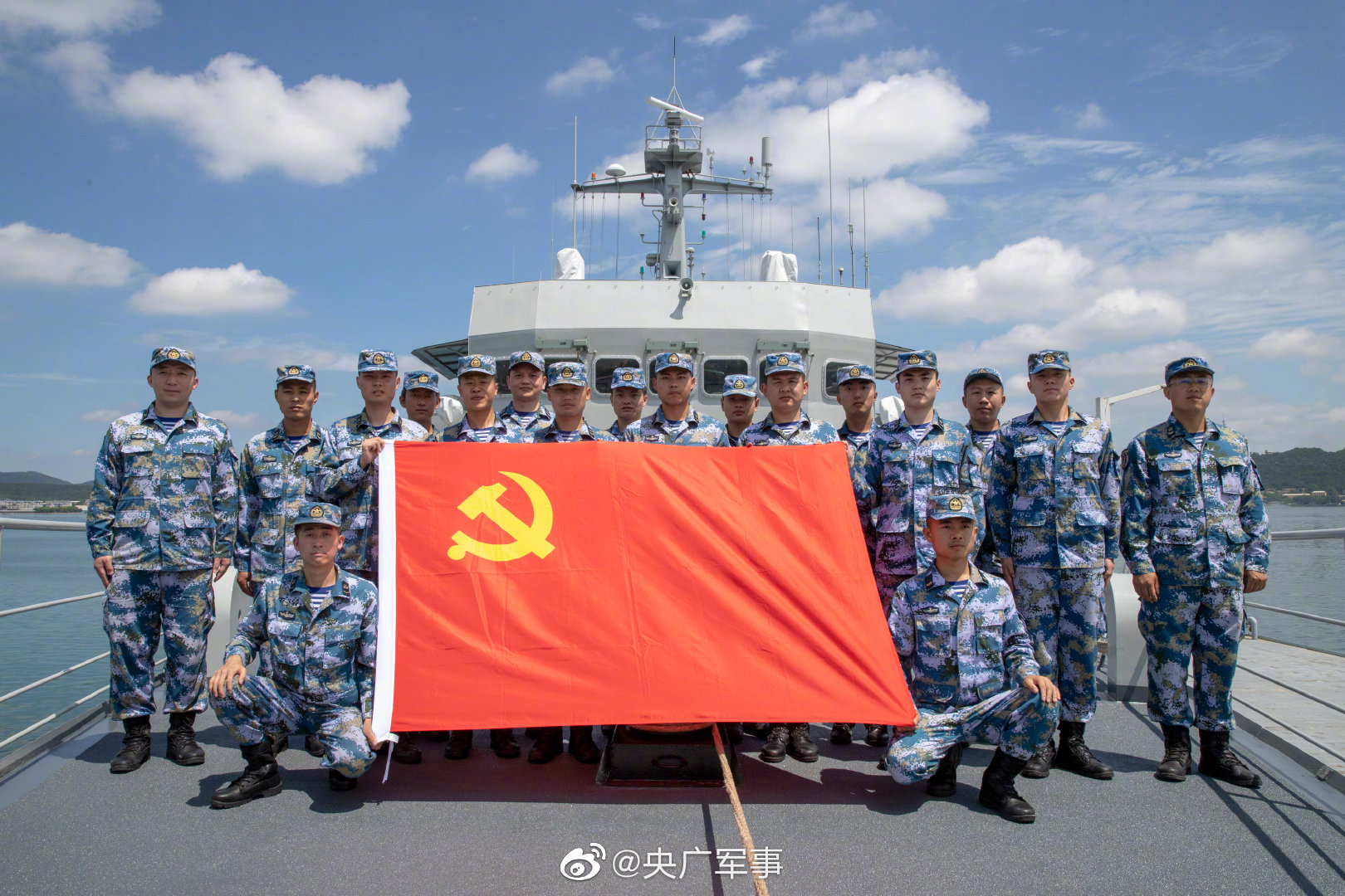 北部战区海军某潜艇支队官兵在潜艇上,船舰旁,庄严宣誓,向党深情告白