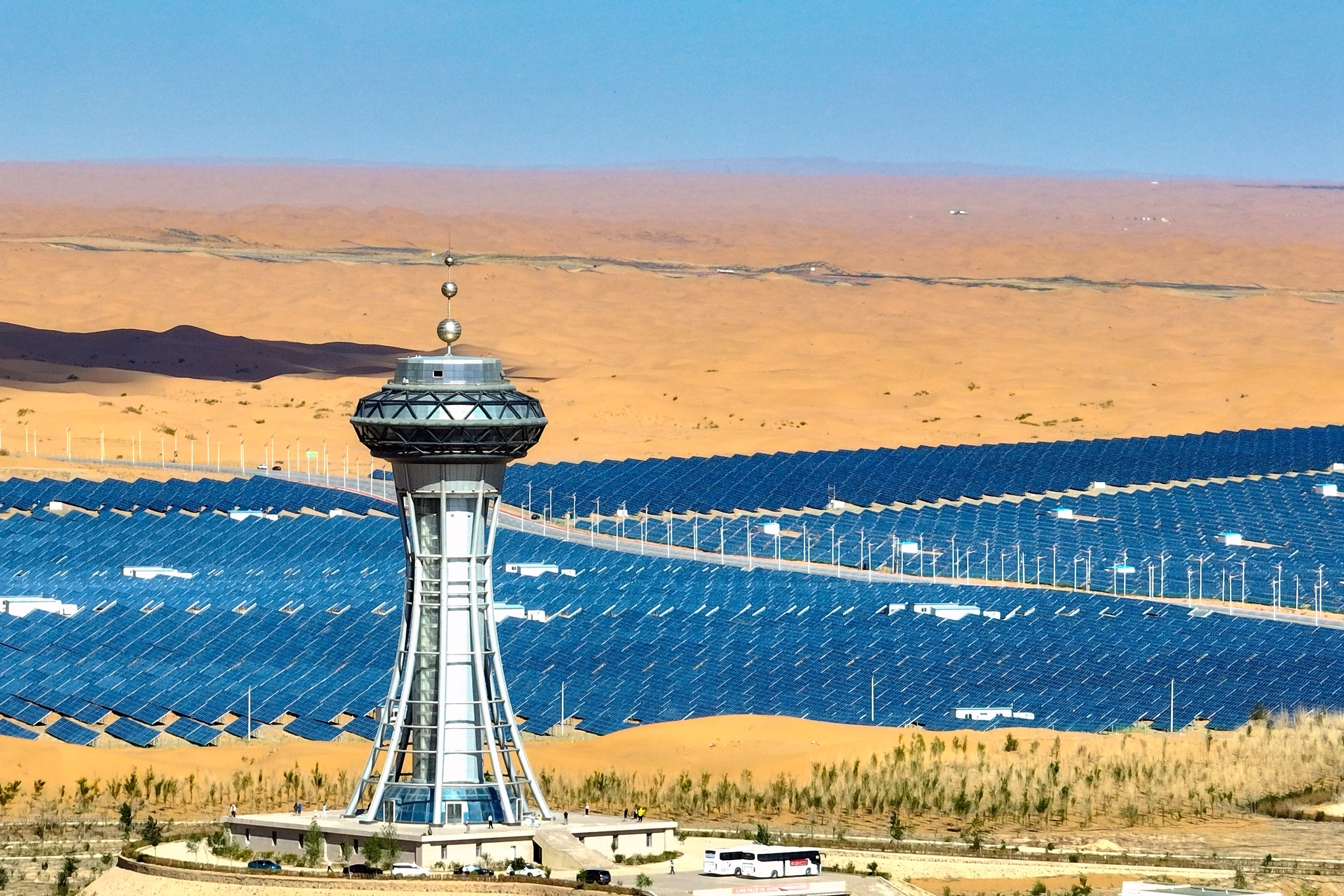 中卫市沙漠光伏产业园鸟瞰图.宁夏新闻网记者 祁瀛涛 摄