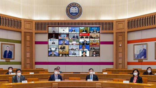 ��۽����ѧ�״����ڵ�18����ѧͬʱǩԼ����