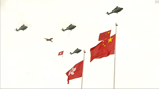 香港举行回归25周年升旗礼，护旗方队以中式步操入场