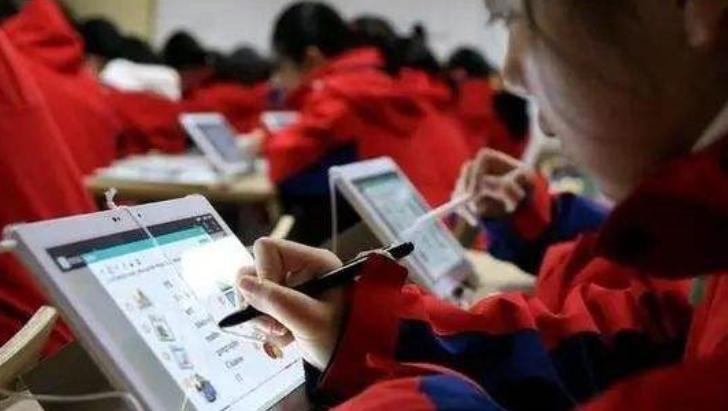 һ��ѧ���Ƿ�ƽ����Զ��ְ� �����ն�������ֹͣΥ����Ϊ