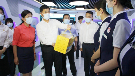 陕西咸阳工会筹集200万元送清凉