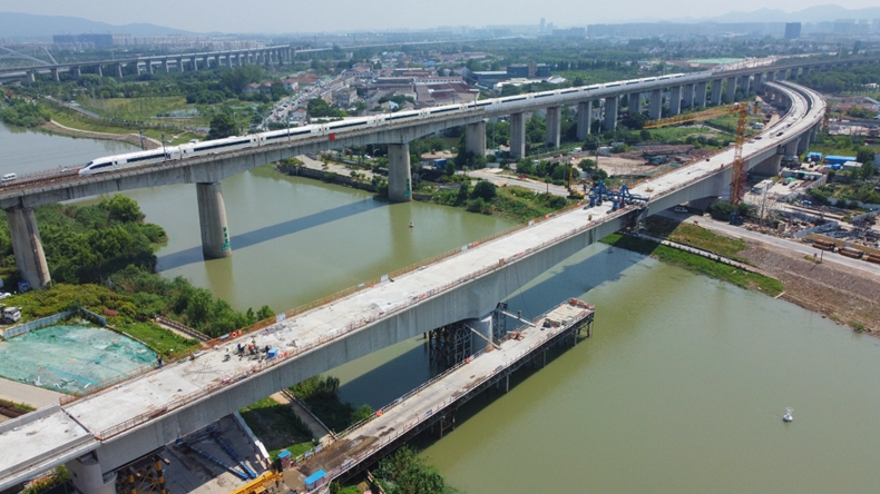 南沿江城际铁路跨秦淮河特大桥连续梁顺利合龙