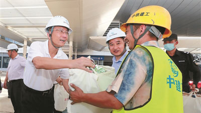 广州市各级工会把清凉送到建设一线