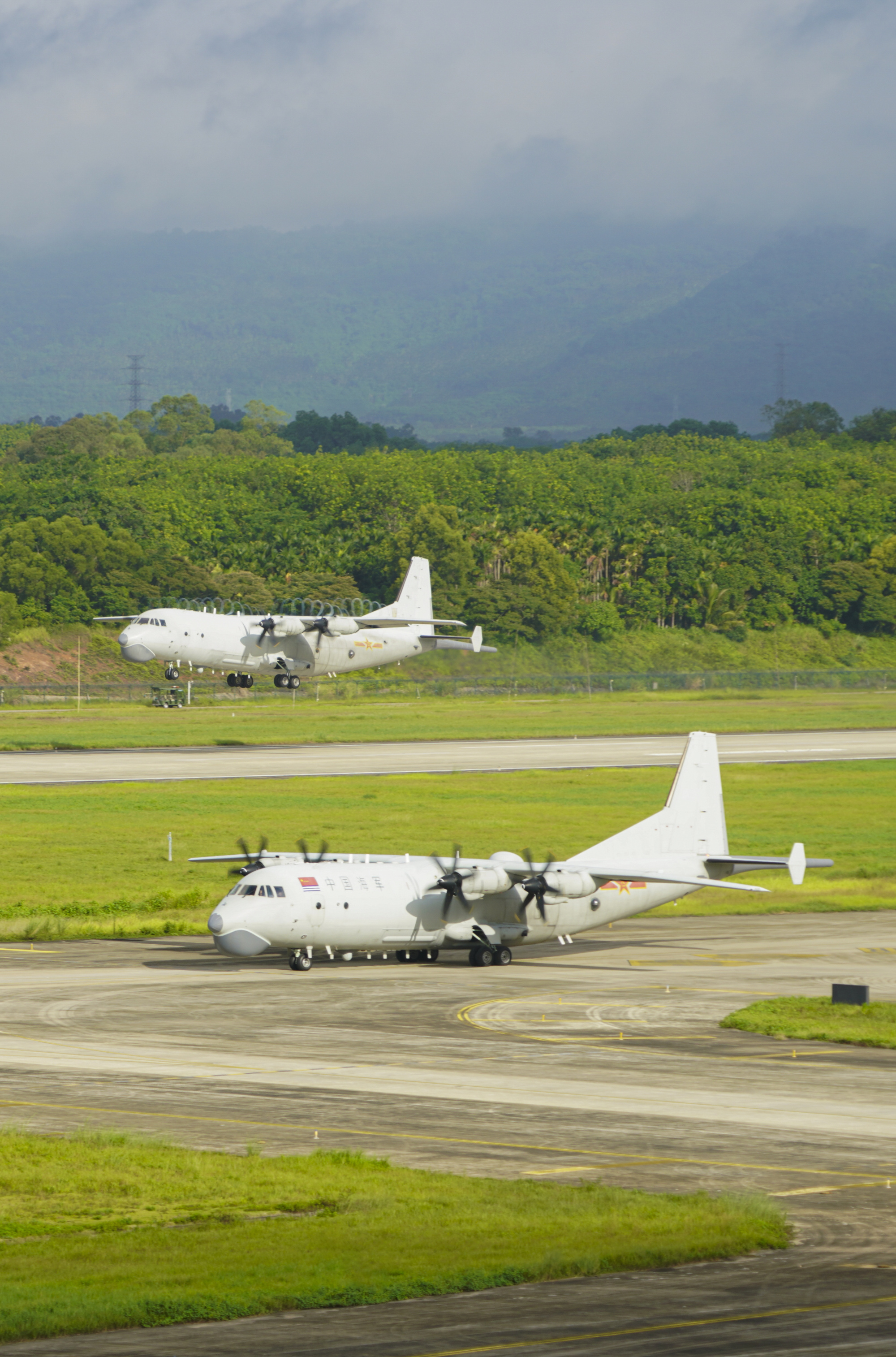 南部战区海军航空兵某团开展实战化飞行训练