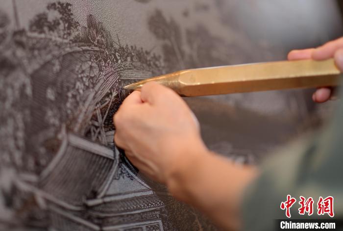 河北沧州非遗传承人创作石影雕版千里运河图