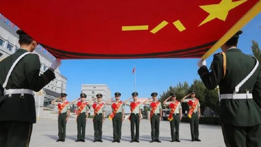 “八一”，我给军旗敬个礼！