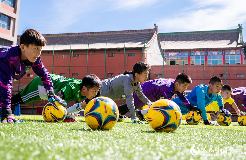 学员们在呼和浩特市青少年足球守门员公益培训班上进行体能训练