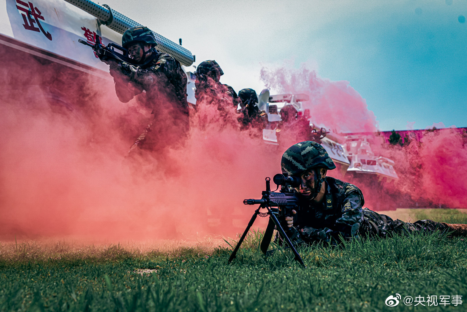 武警合成演练现场大图超酷 - 军事 - 中工网