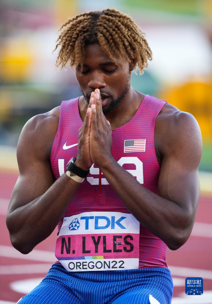 7月21日,莱尔斯在夺冠后庆祝.新华社记者 王迎 摄田径