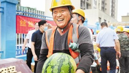 河北：炎炎夏日，为劳动者撑起爱心“遮阳伞”