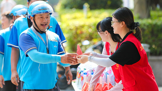 上海市松江区总工会开展高温慰问户外职工专项行动