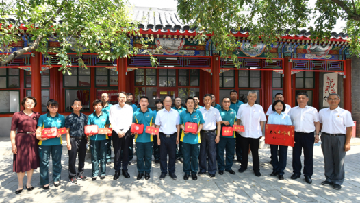 中国国防邮电工会赴北京邮政中南海支局开展“送清凉”慰问活动