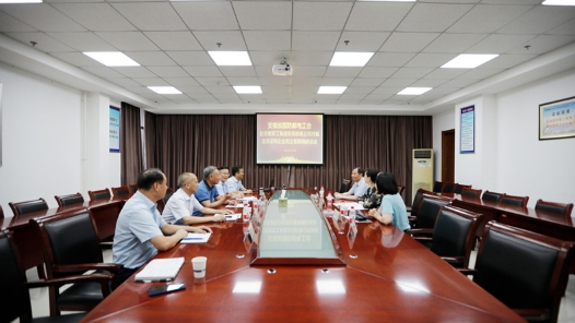 安徽省国防邮电工会边送清凉边调研