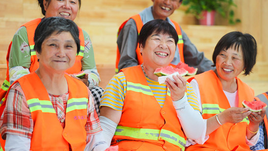 【工会送清凉 情系劳动者】“大家快进来吃西瓜、喝酸梅汤”