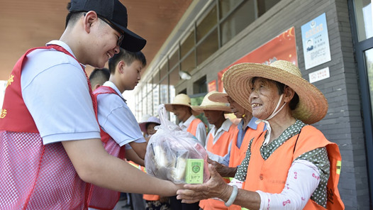 【工会送清凉 情系劳动者】“以前树荫下躲太阳，现在岗亭里吹空调”