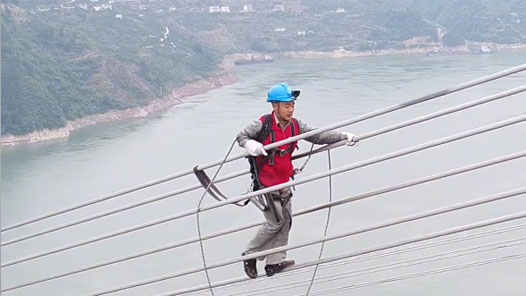 【2022·劳动创造幸福丨拍摄手记】：高空走线，他们是江上飞翔的鹰