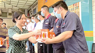 内江市总工会为一线职工送上“清凉”礼包