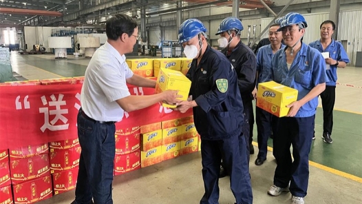 秦皇岛市总工会开展“送清凉”活动