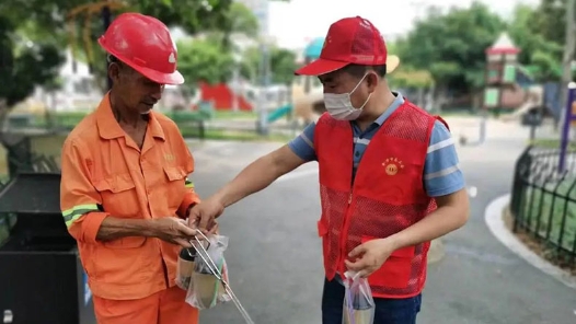 四川南江县总工会慰问奋战在高温一线的广大职工