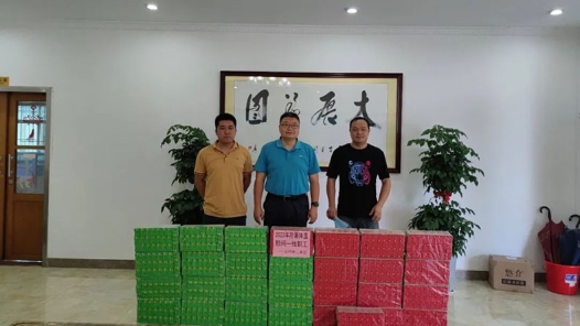 广东金鸡镇工委会开展“2022年防暑降温慰问一线职工”