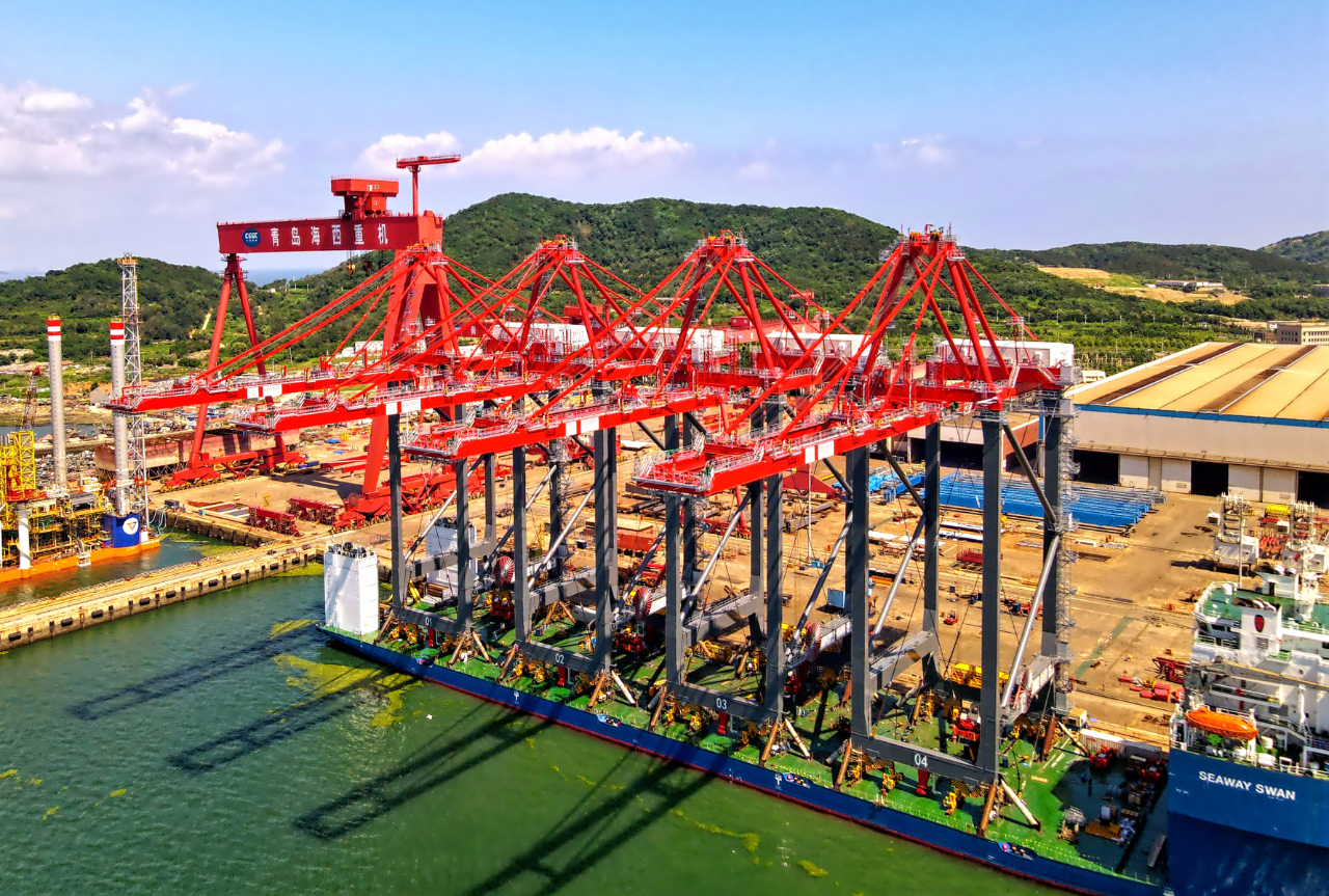 山东青岛港口机械出口忙