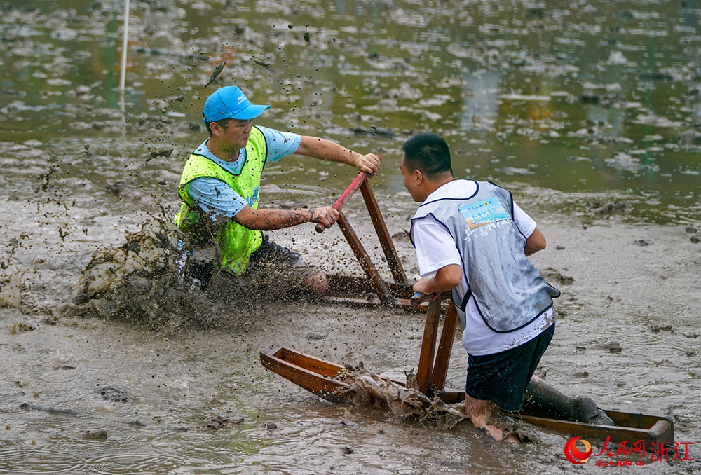 参赛选手在滩涂上进行海马速滑接力。人民网 章勇涛摄